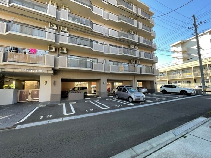 物件外観写真3　(駐車場)