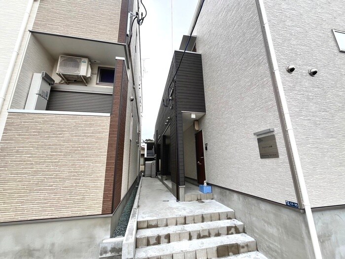 物件外観写真2　(エントランス部分)