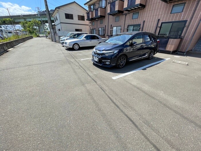 物件外観写真3　(駐車場)