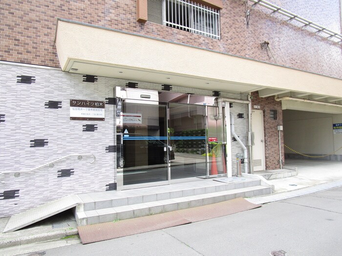 物件外観写真6　(エントランス部分)