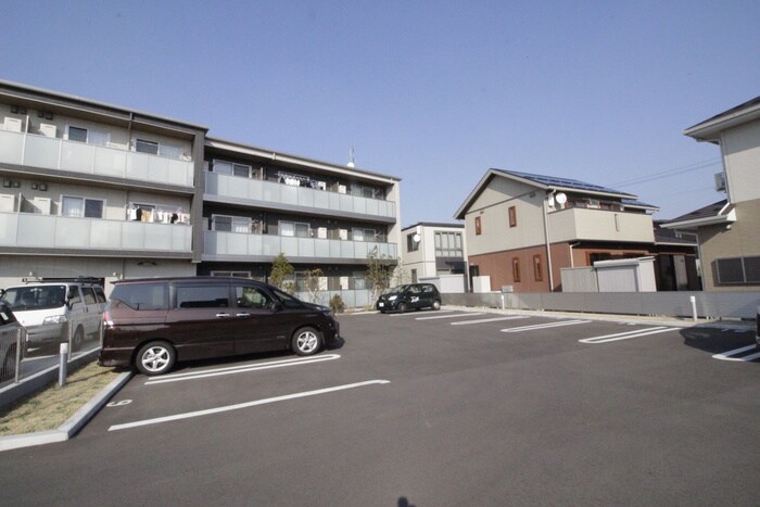 物件外観写真3　(駐車場)