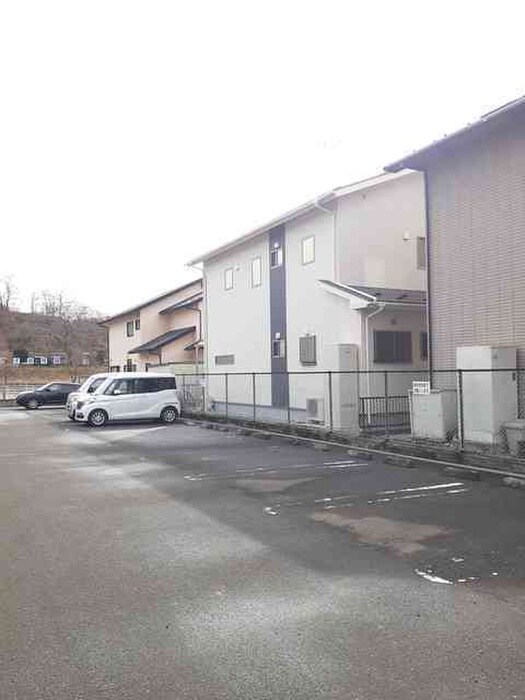 物件外観写真2　(駐車場)