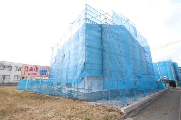 建築中