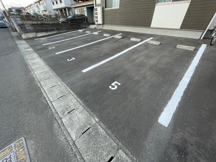 物件外観写真5　(駐車場)