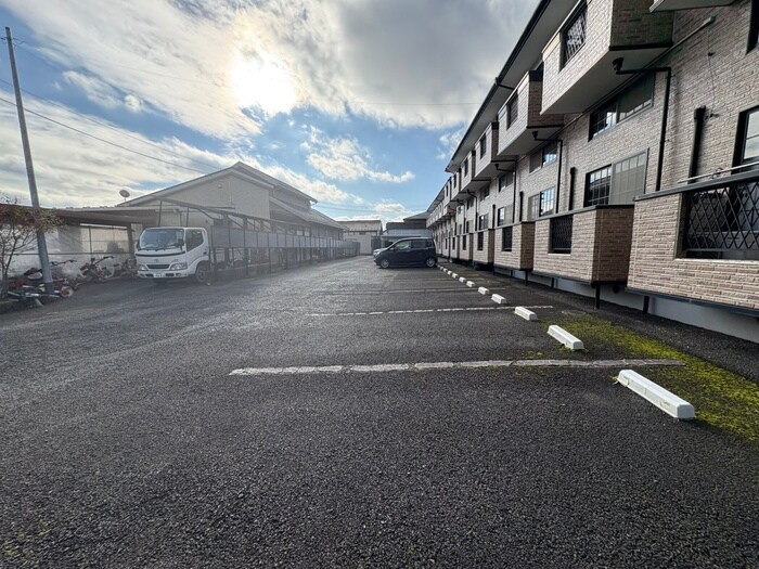 物件外観写真3　(駐車場)
