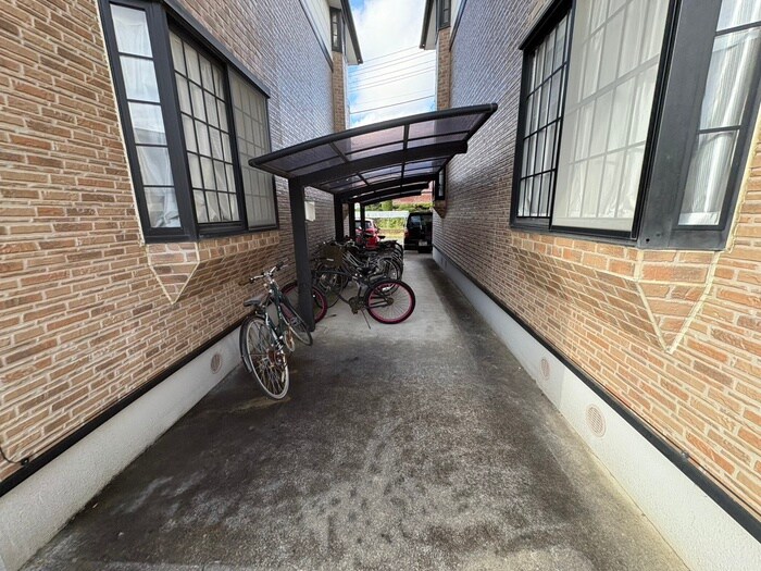 物件外観写真4　(駐輪場)