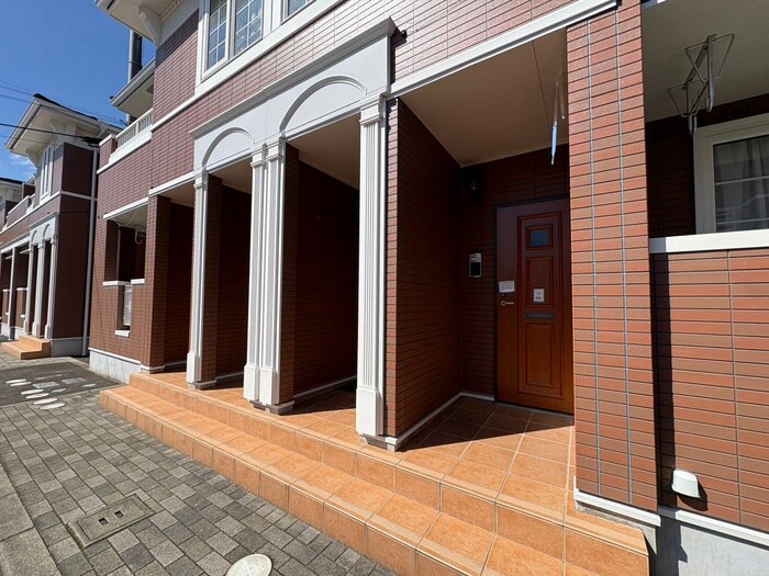 物件外観写真3　(エントランス部分)