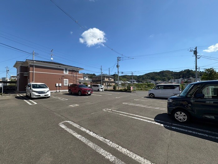 物件外観写真4　(駐車場)