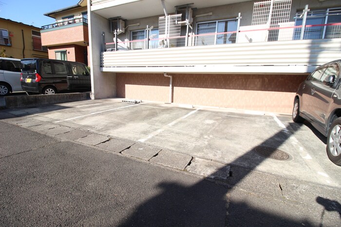 物件外観写真3　(駐車場)