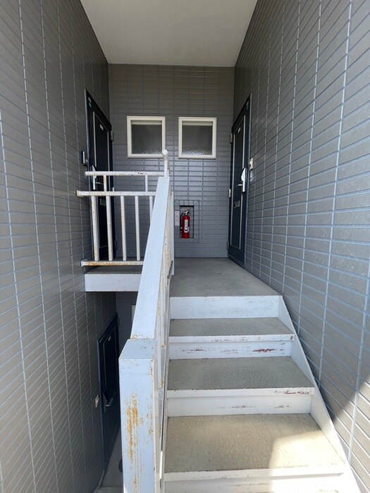 物件外観写真3　(エントランス部分)