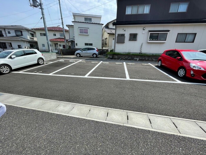 物件外観写真2　(駐車場)