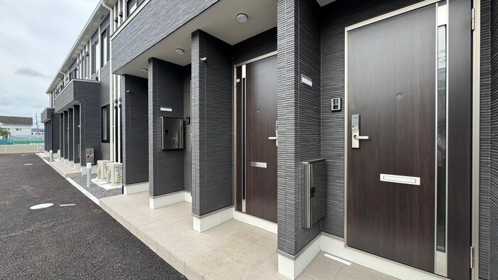 物件外観写真2　(エントランス部分)