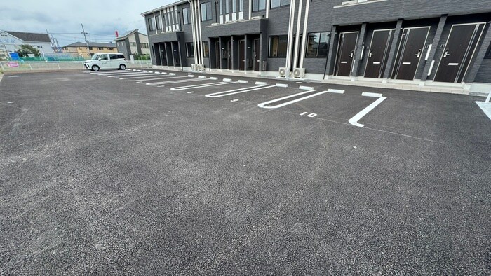 物件外観写真3　(駐車場)