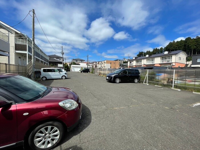 物件外観写真4　(駐車場)