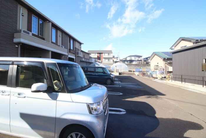 物件外観写真2　(駐車場)