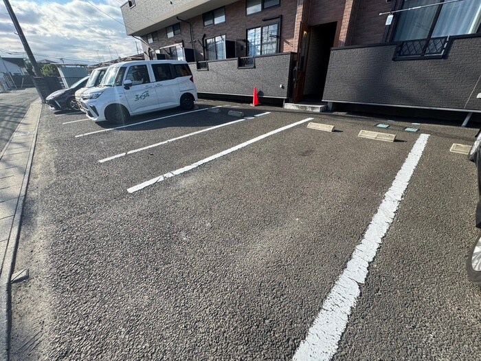 物件外観写真4　(駐車場)