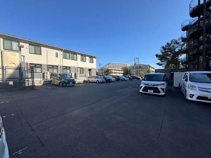 物件外観写真2　(駐車場)