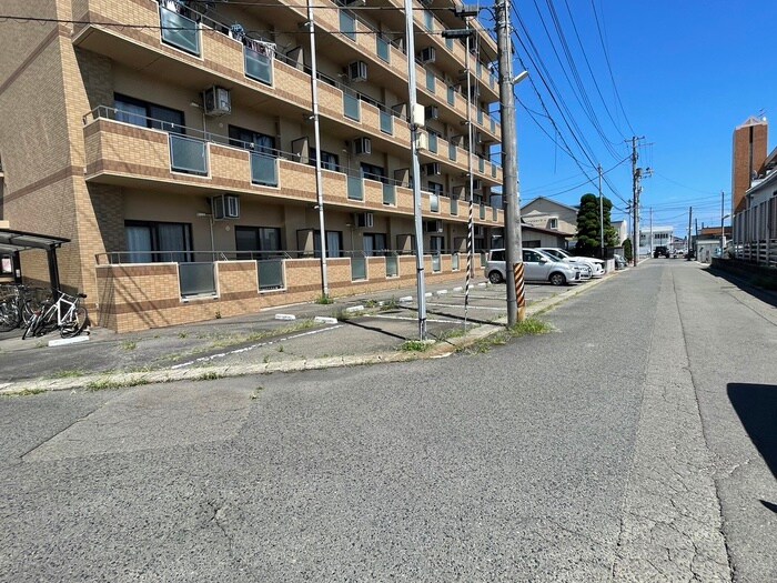 物件外観写真2　(駐車場)