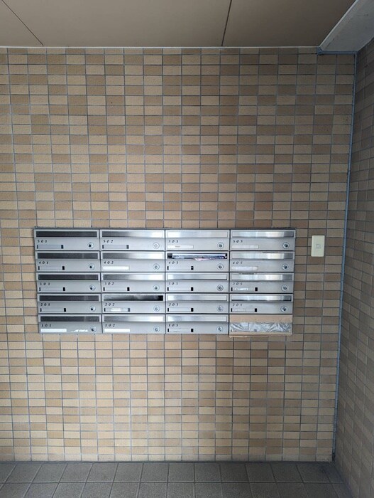 物件外観写真5　(エントランス部分)