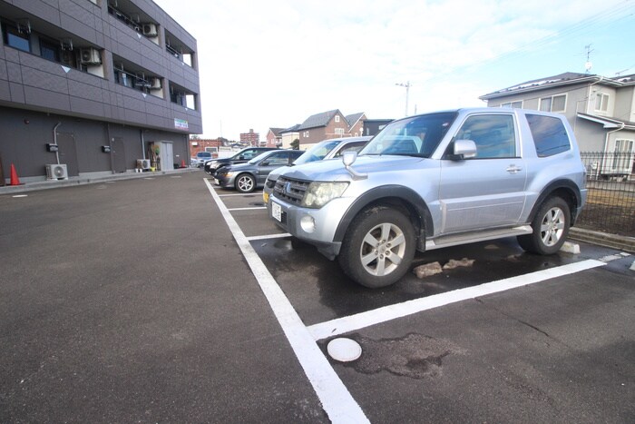 物件外観写真3　(駐車場)