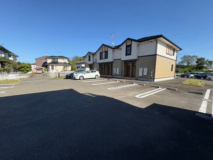 物件外観写真4　(駐車場)