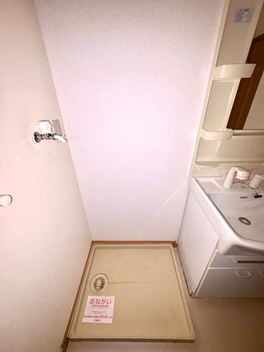 物件内観写真14　(洗濯機置場)