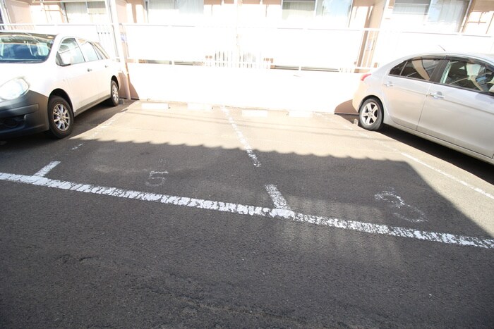 物件外観写真4　(駐車場)