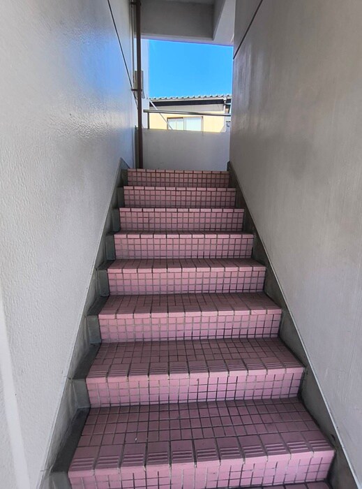 物件外観写真6　(エントランス部分)