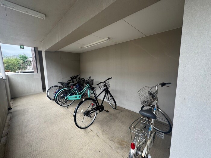 物件外観写真3　(駐輪場)