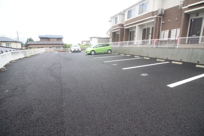 物件外観写真2　(駐車場)