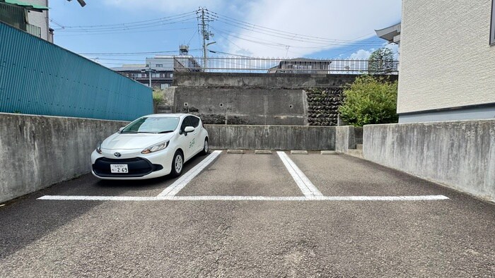 物件外観写真4　(駐車場)
