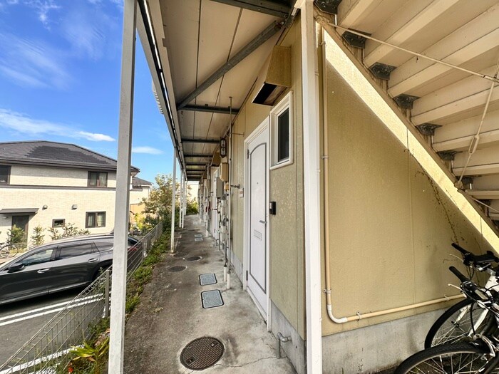 物件外観写真2　(エントランス部分)