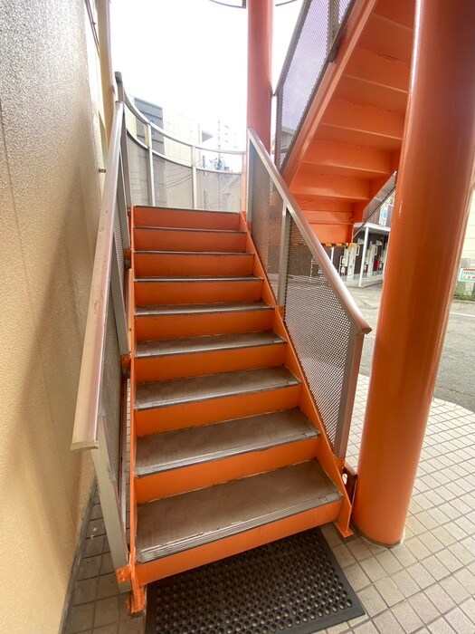 物件外観写真6　(エントランス部分)