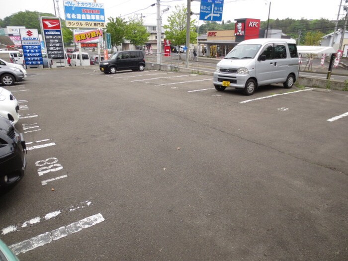 物件外観写真4　(駐車場)