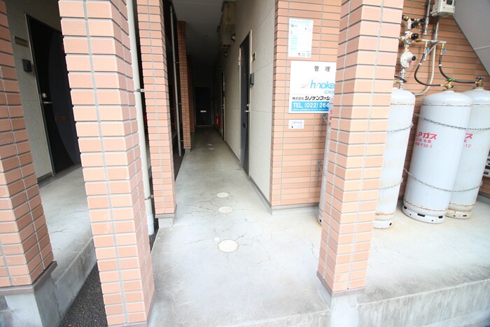 物件外観写真3　(エントランス部分)