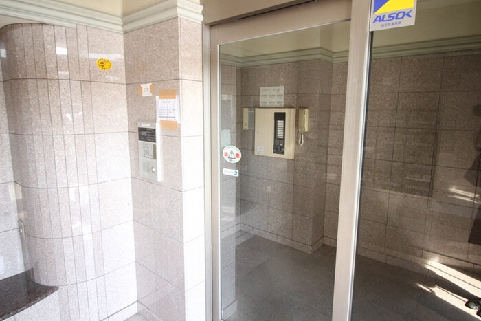 物件外観写真6　(エントランス部分)