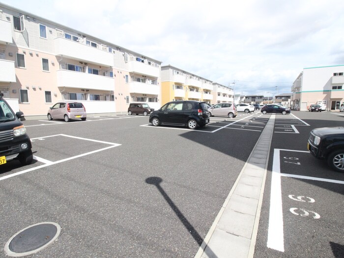 物件外観写真2　(駐車場)