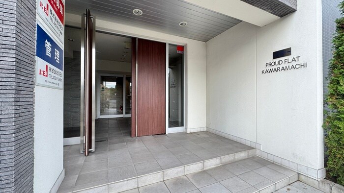 物件外観写真3　(エントランス部分)