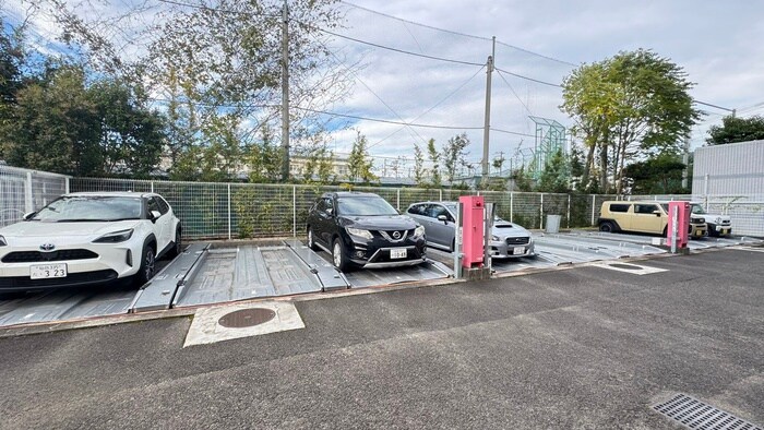 物件外観写真4　(駐車場)