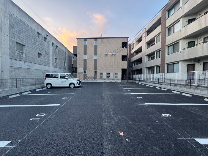 物件外観写真3　(駐車場)