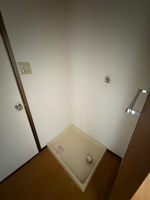 物件内観写真13　(洗濯機置場)