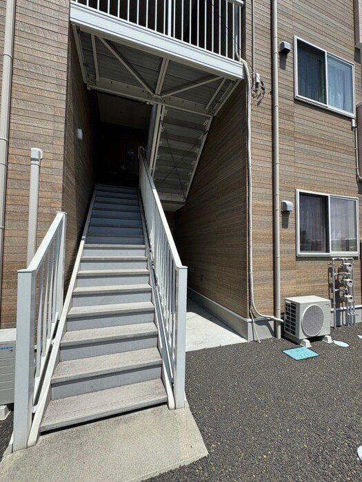 物件外観写真6　(エントランス部分)