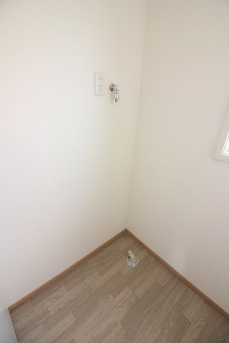 物件内観写真11　(洗濯機置場)