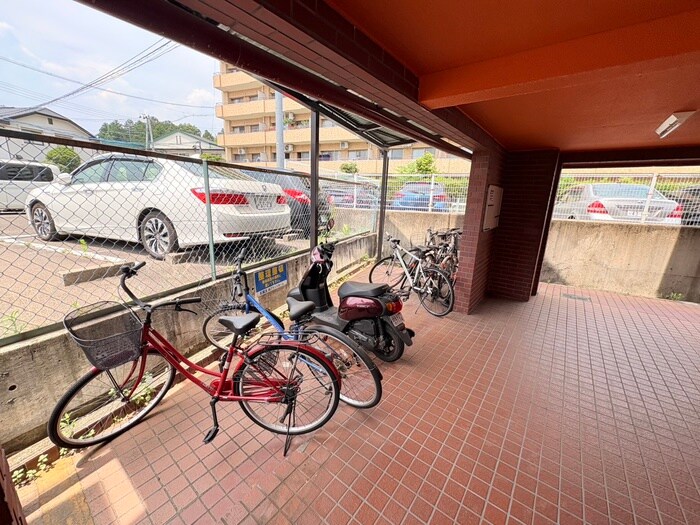 物件外観写真4　(駐輪場)