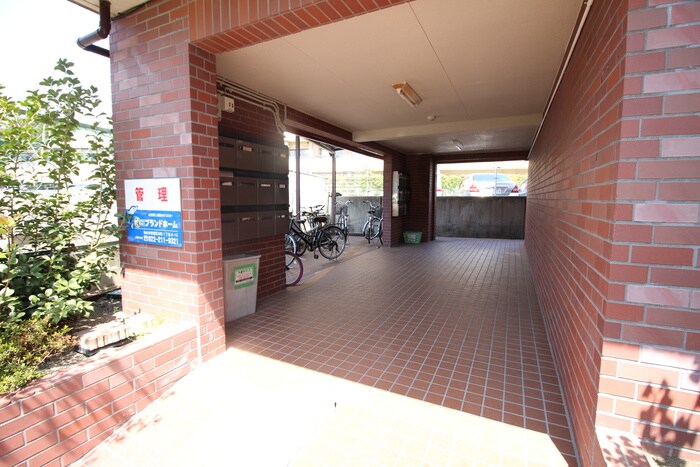 物件外観写真5　(エントランス部分)