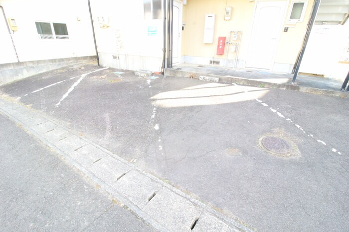 物件外観写真5　(駐車場)