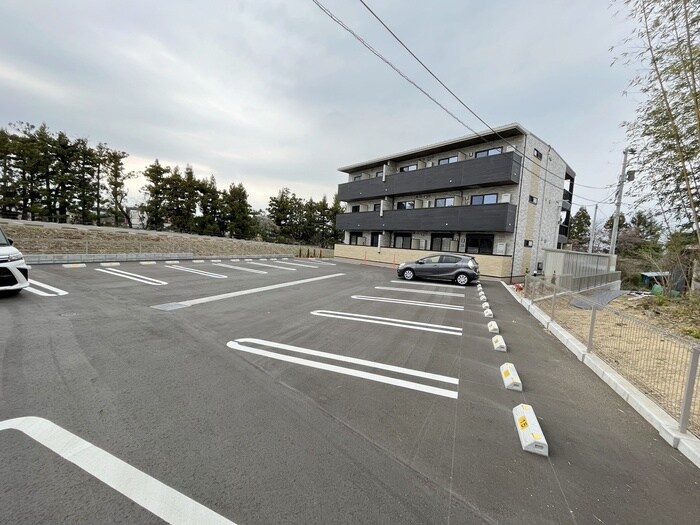 物件外観写真2　(駐車場)