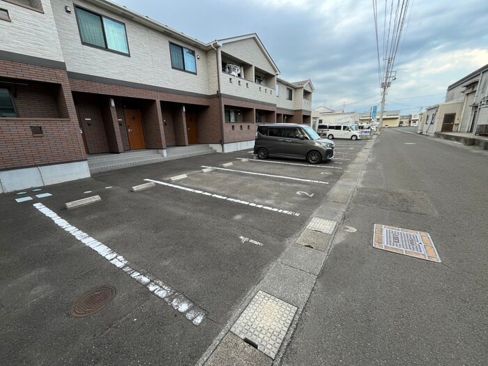 物件外観写真2　(駐車場)