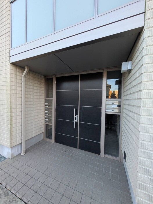 物件外観写真2　(エントランス部分)