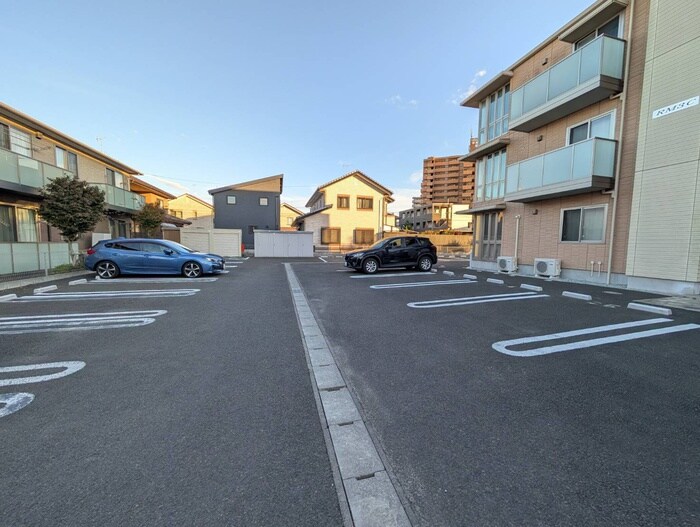 物件外観写真3　(駐車場)